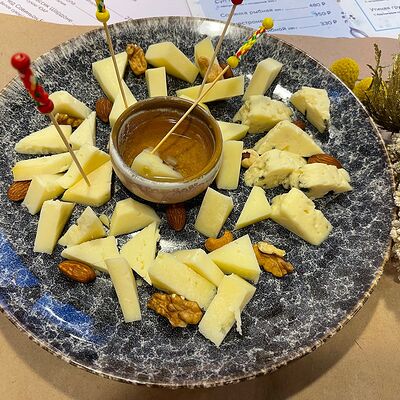 Ассорти благородных сыров в Жуир по цене 980 ₽