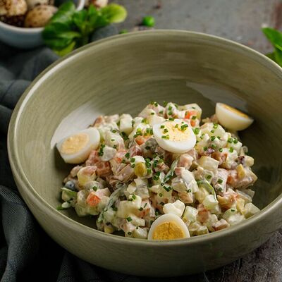 Салат Оливье Кукумбер с цыпленком в Кукумбер по цене 195