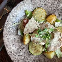 Салат с цыплёнком и печёными овощами в More More