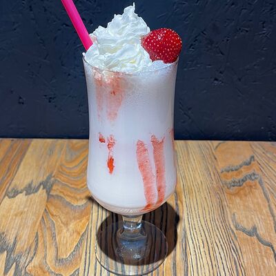 Молочный коктейль Клубничный в Контейнер по цене 490 ₽