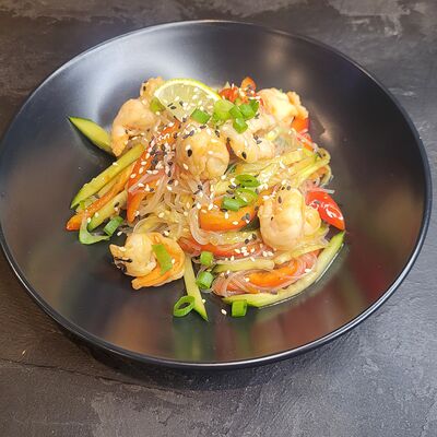 Тайский салат с креветкамив Лапшичная ВокБери по цене 535 ₽