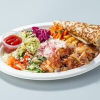 Мини-шаверма на тарелке с курицей в Лиса пришла