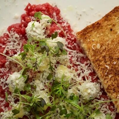 Тартар из мраморной говядины с трюфельным кремом, пармезаном и булкой бриошь в MeatBarrique по цене 1320 ₽