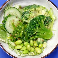 Зеленый салат с брокколи и чукой в Tine
