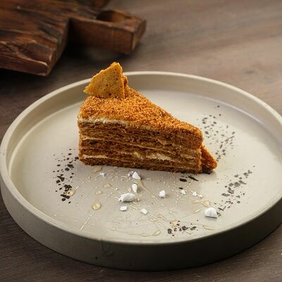 Торт медовый со сметаной в Double по цене 320