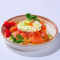 Тост с лососем и яйцом пашот в Река Море