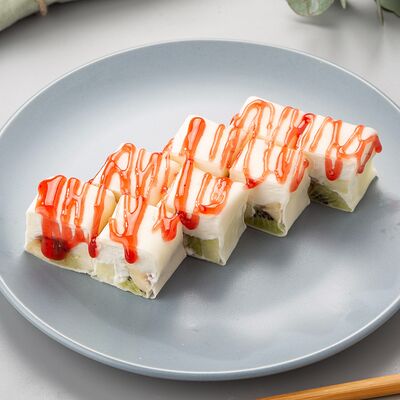 Сладкий ролл с клубничным соусом в Суши хит по цене 535 ₽