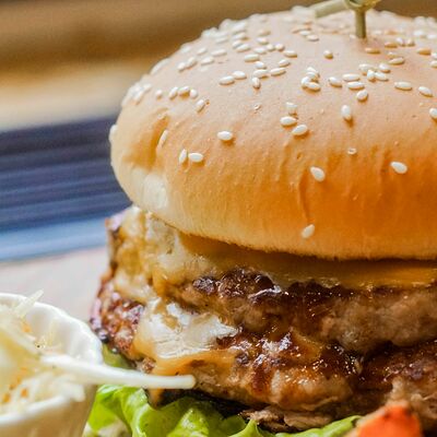 Бургер фирменный в Чилли ванилли по цене 590 ₽