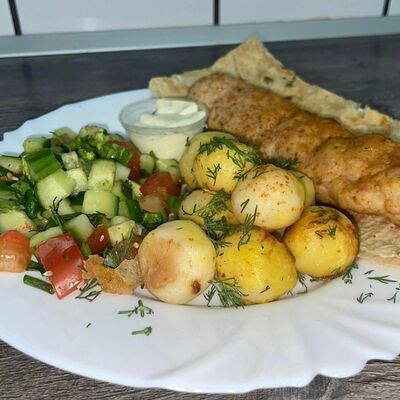 Люля-кебаб из курицы на углях на тарелке в Ням-ням по цене 400