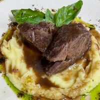 Телячьи щёки с картофельным пюре в Остерия Итальянцы