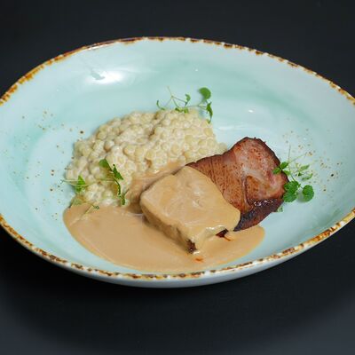 Свиная шея горячего копчения с птитимом и соусом сливочный BBQ в Монтенегро по цене 890 ₽