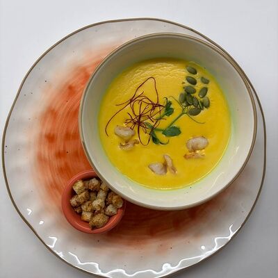 Тыквенный крем-суп с креветкой в Семейный ресторан Tiki&Taki по цене 550 ₽