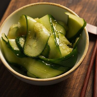 Огурцы в соусе якиникув Laksa & Wok по цене 420 ₽