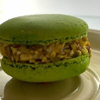 Макарун Фисташка-вишня в Имбирный пряник