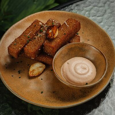 Гренки чесночные с соусом тартар в Yellow Kitchen & bar по цене 264 ₽
