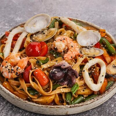 Вок с морепродуктами в Tuk Tuk Asian Food по цене 743 ₽