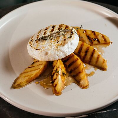 Камамбер на гриле с карамелизированной грушейв URBAN Lounge по цене 877 ₽