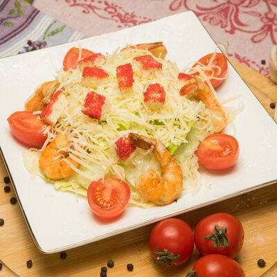 Салат Цезарь с креветками в Гурман студия по цене 640 ₽