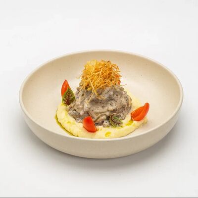 Бефстроганов из цыпленка с картофельным пюрев Le dessert по цене 720 ₽