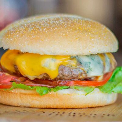 Бургер Сырный в Burger House по цене 685 ₽