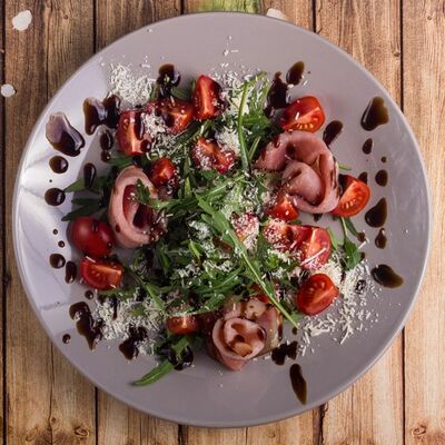 Салат с Рукколой и Прошутто в Скалки нет по цене 494 ₽