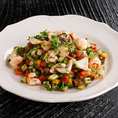 Салат с морепродуктами и овощами в Ginza по цене 1590 ₽