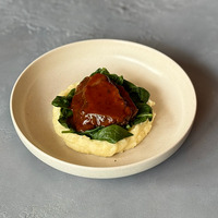 Говяжьи щеки с картофельным пюре и шпинатом в Чайхана Баранжар