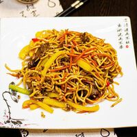 Жареная лапша с говядиной в Китайская кухня ЖУИ