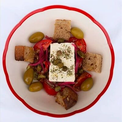 Настоящий греческий салат с перцем рамиро, каперсами и хрустящим тартином в Lucky Duck по цене 990 ₽