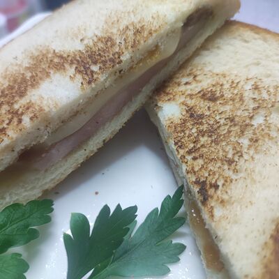 Тост с ветчиной и сыром в Эребуни по цене 150 ₽