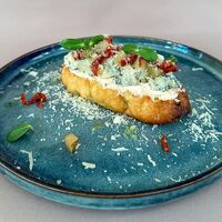 Брускетта с горгонзолой, грушевой сальсой и трюфельным маслом в Piccola Pizza