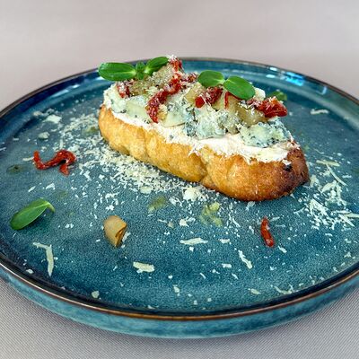 Брускетта с горгонзолой, грушевой сальсой и трюфельным маслом в Piccola Pizza по цене 220