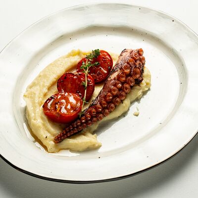 Осьминог с пюре из запеченного картофеля и обжаренными томатами в Итальянец по цене 2150 ₽