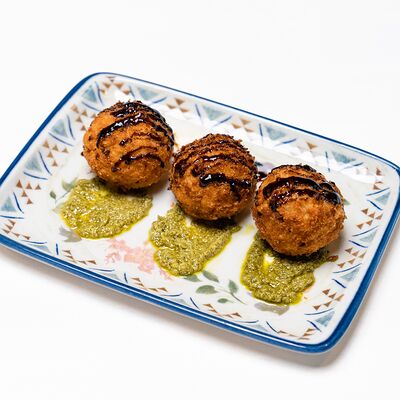 Аранчини с моцареллой и соусом песто в Парло Руссо по цене 790 ₽