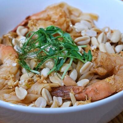 Пад Тай с рисовой лапшой и тигровыми креветками в Сайко по цене 740 ₽