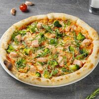 Пицца с лососем, брокколи и рукколой в Базилико