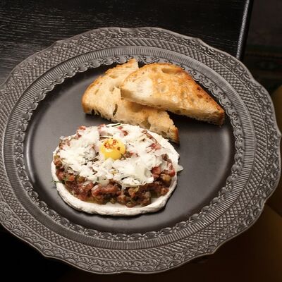 Тартар из говядины с трюфельным кремом и бриошью в Юность по цене 780 ₽