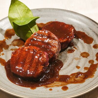 Медальоны из говядины с соусом демиглас в Троя по цене 1100 ₽