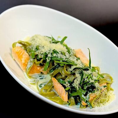 Паста с лососем и шпинатом в Lemongrass по цене 745 ₽