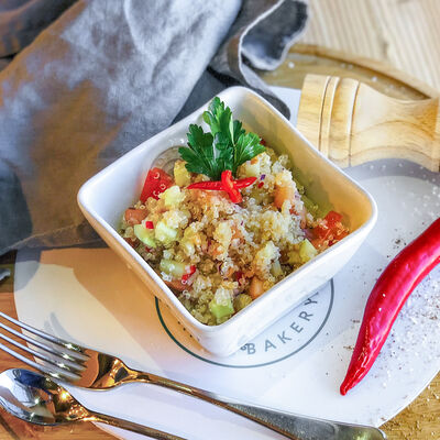 Салат с киноа и овощами в Debaton по цене 175