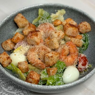 Салат Цезарь с креветкой в Сто друзей по цене 790 ₽