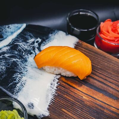 Суши с лососем в Sushi Time по цене 135 ₽