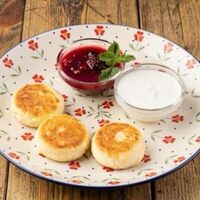 Сырники из рикотты со сметаной и вареньем в Сыроварня
