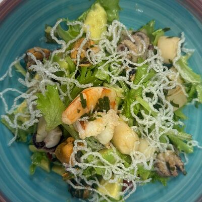 Салат с морепродуктами с апельсиновым соусомв Золотая рыбка по цене 850 ₽