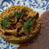 Птитим с лисичками и мясным соусомв NANA Pirveli