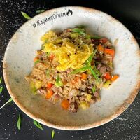 Говядина в соусе Черный перец с рисом и овощами в Капитал Grill & Beer