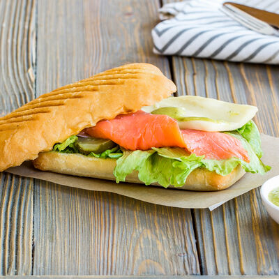 Сэндвич с красной рыбой и сливочным сыром в Синнабон по цене 520 ₽