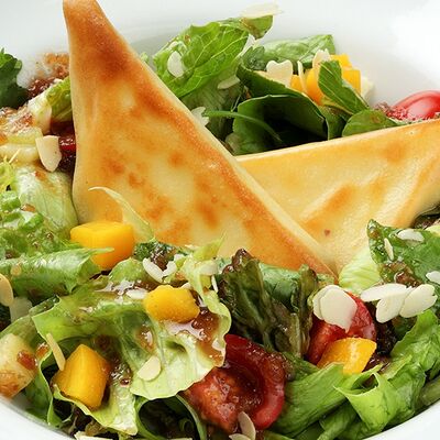 Салат с жареным сыром моцарелла в тесте харумаки в Максимилианс по цене 790 ₽