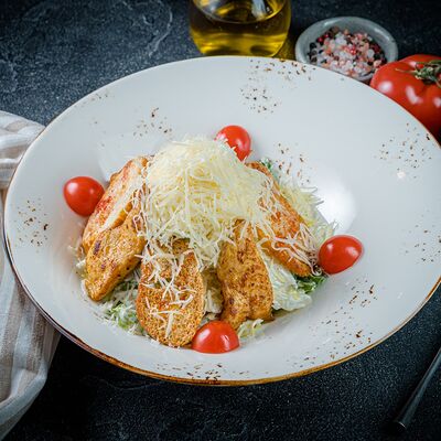 Цезарь с курицей в Ресторан Воробьёвы Горы PREMIUM по цене 943 ₽