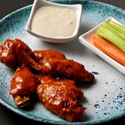 Крылышки в соусе Buffalo в Рога Лося по цене 400 ₽